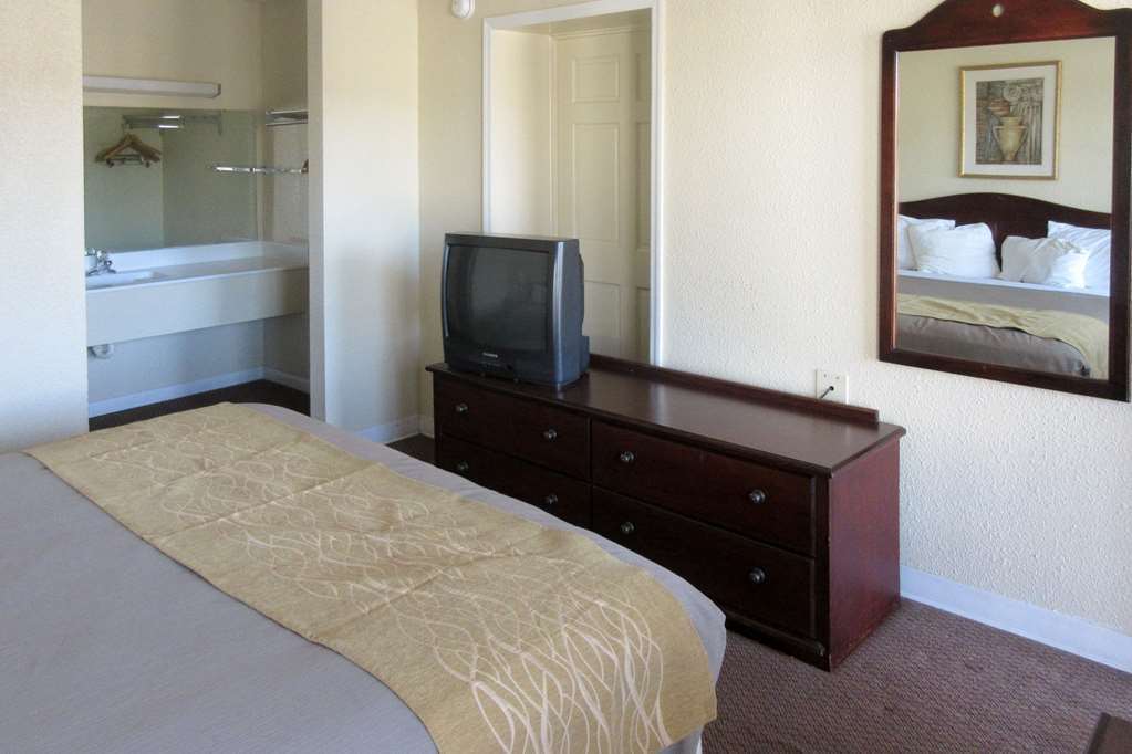 Quality Inn & Suites Pawleys Island Room photo